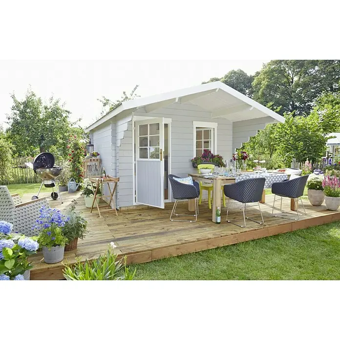 Kiehnholz Gartenhaus Stockholm - Außenmaß inkl. Dachüberstand (B x T): 340 x 393 cm, Holz, Natur - Einladender Gartenbereich mit einem charmanten, hellgrauen Gartenhaus, ergänzt durch eine Terrasse mit Esstisch und Grill für entspannte Stunden im Freien.