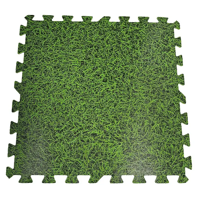 Malibu Bodenschutzmatte - 9 Stk., Grün - Quadratische, grüne Rasen-Puzzlespielmatte mit ineinandergreifenden Kanten für einfachen Aufbau auf schwarzem Hintergrund.