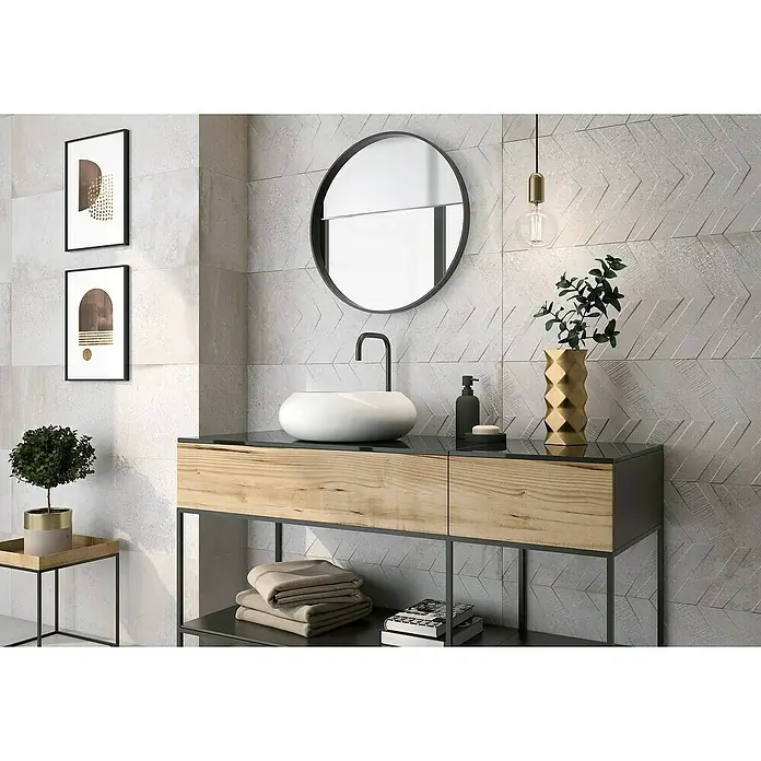 Revestimiento de pared Origin Arrow - 30 x 90 cm, Caliza, Mate, Rectificado - Interior elegante de baño con tocador de madera moderno, espejo redondo y elementos decorativos para un ambiente elegante y refinado.