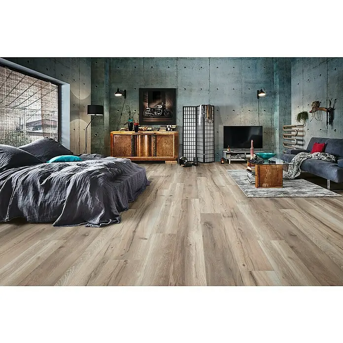 MyStyle MyArt Laminat - Wilderness Oak, Landhausdiele, 2.003 x 245 x 12 mm - Helles Laminatboden in einem modern eingerichteten Wohnraum, der Wärme und Stil vereint. Die natürliche Holzoptik sorgt für eine einladende Atmosphäre.