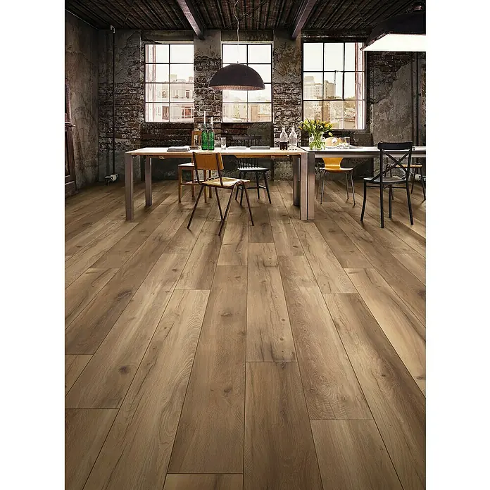MyStyle MyArt Laminat - Wild West Oak, Landhausdiele, 2.003 x 245 x 12 mm - Ein helles, einladendes Interieur mit einem Esstisch und Stühlen auf einem warmen Holzboden. Das rustikale Design schafft eine gemütliche Atmosphäre.
