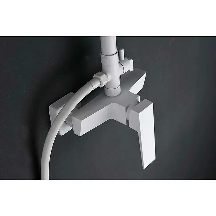 Imex Art Sistema de ducha - Con grifo monomando, Blanco - Grifo blanco de bordes cuadrados contra una pared gris. El diseño minimalista del grifo añade un toque moderno al baño.