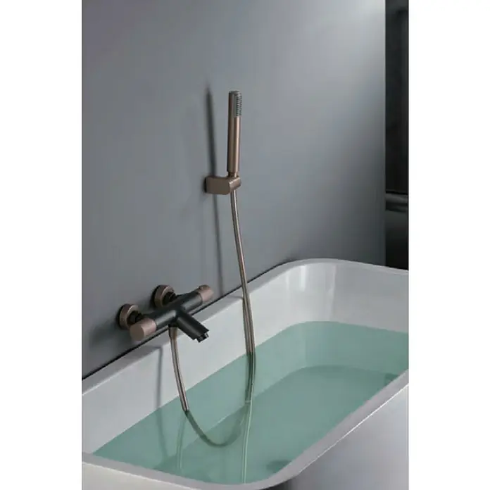 Imex Line Grifo termostático de bañera - Gris/champán - Primer plano de un grifo de bañera con teleducha, elegante y moderno.