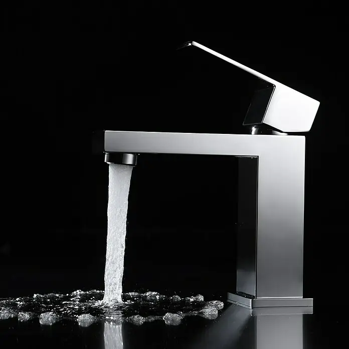 Imex Valencia Grifo de lavabo - Cromo, Brillante - Grifo cromado moderno con agua corriente sobre un fondo negro. Diseño elegante para cualquier baño.