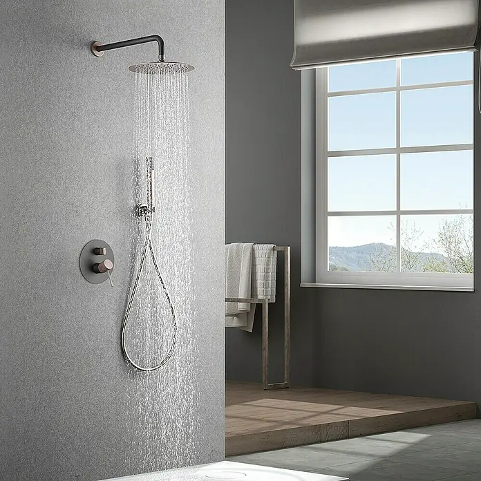 Imex Line Sistema de ducha empotrado - Gris Champagne - Elegante conjunto de ducha con un gran cabezal y ducha de mano, expuesto en un baño moderno con ventana y toallero.