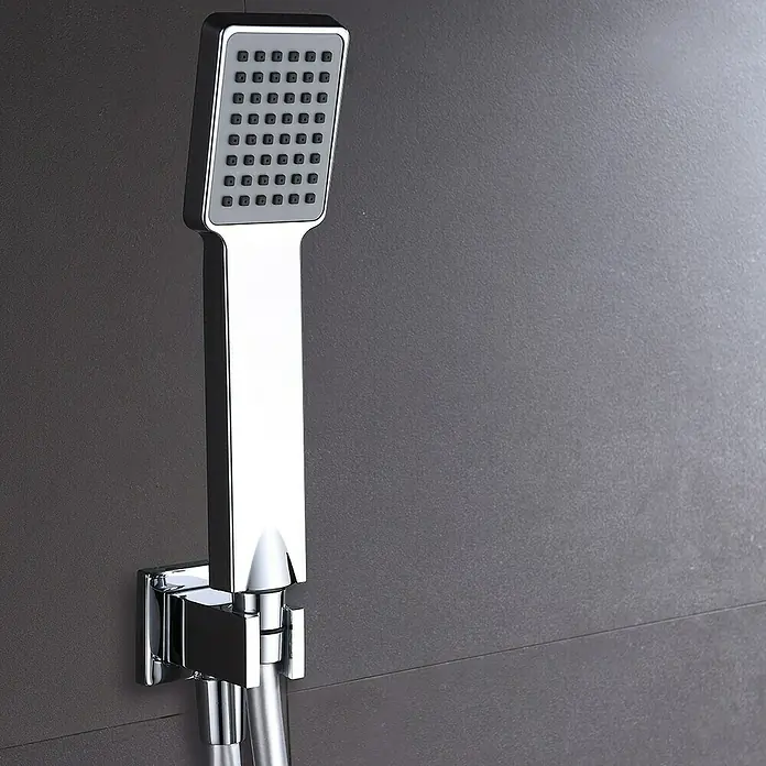 Imex Sistema de ducha empotrado Málaga - Cromo - Primer plano de un moderno cabezal de ducha cuadrado con acabado cromado, montado en una pared de azulejos gris.