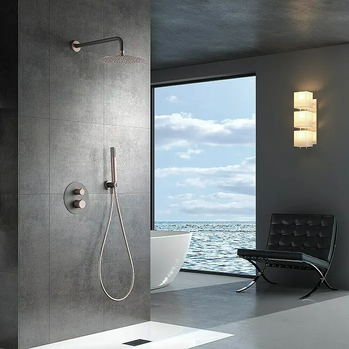 Imex Line Sistema de ducha empotrado - Gris Cromo - Elegante diseño de baño con una moderna grifería de ducha en oro rosa y un elegante banco de cuero negro.