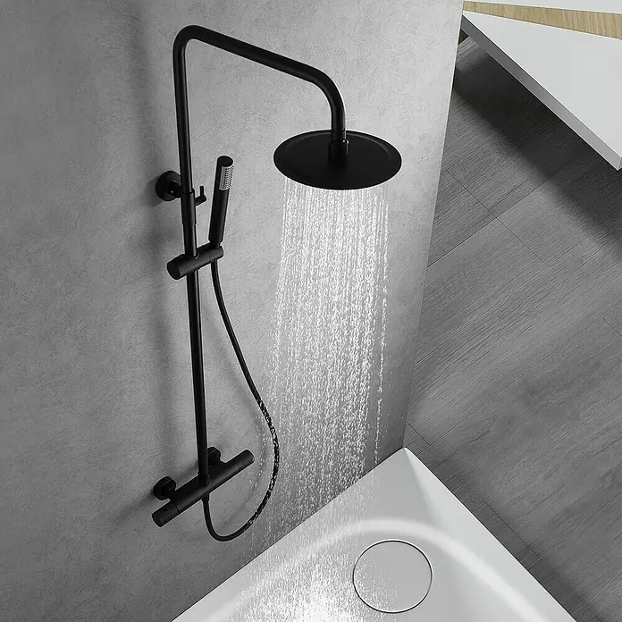 Imex Line Sistema de ducha / bañera - Con grifo termostático, Distancia entre orificios: 15 cm, Número de tipos de chorro: 1 ud., Negro - Conjunto de ducha negro con rociador redondo y teleducha, montado en una pared gris en el baño. Diseño moderno para una experiencia de ducha elegante.