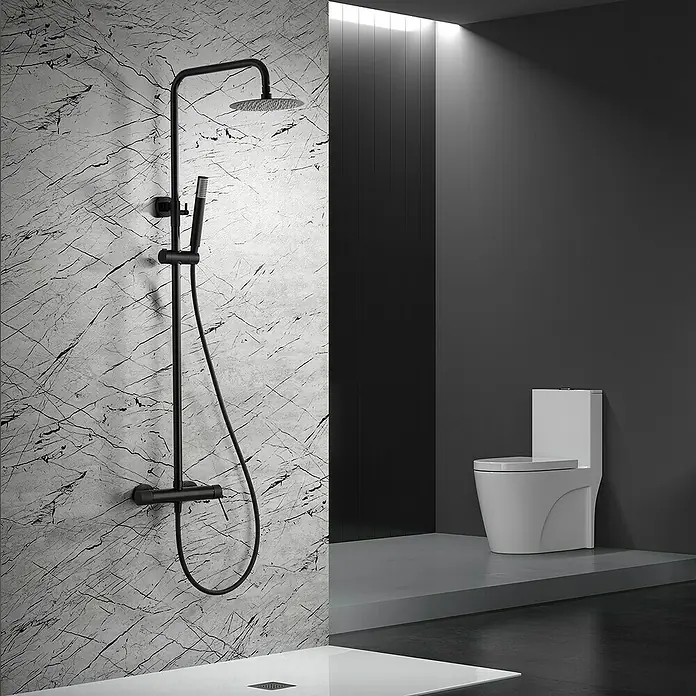 Imex Line Sistema de ducha - Con grifo monomando, Negro - Un baño moderno con una elegante grifería de ducha negra sobre una pared de mármol y un inodoro blanco al fondo.