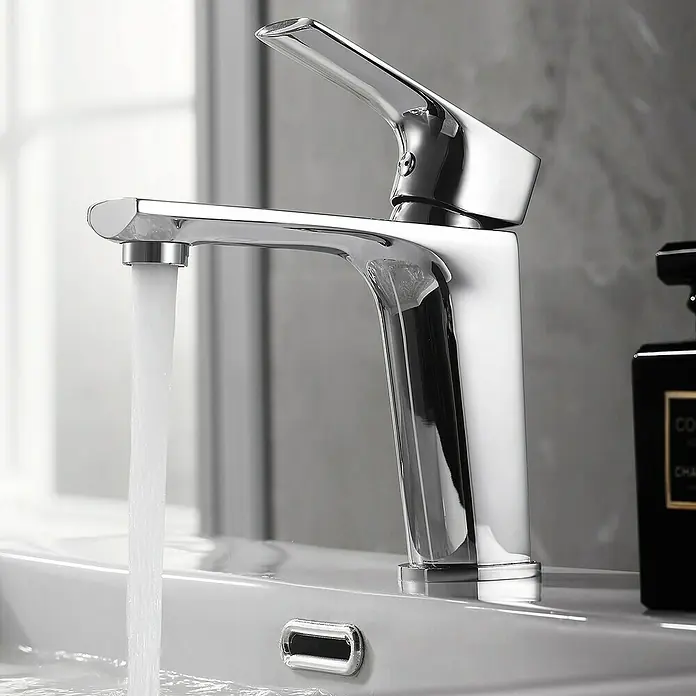 Imex Bali Grifo de lavabo - Cromo, Brillante - Grifo cromado moderno con agua corriente sobre un lavabo blanco, perfecto para baños y cocinas.