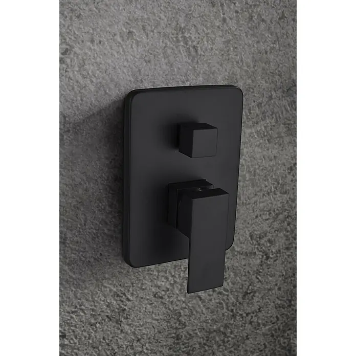 Imex Sistema de ducha empotrado Dublín - Con grifo monomando, Negro - Grifo de ducha negro sobre una pared gris. Diseño cuadrado con pomo y palanca en forma de cubo. Accesorio elegante para baños modernos.