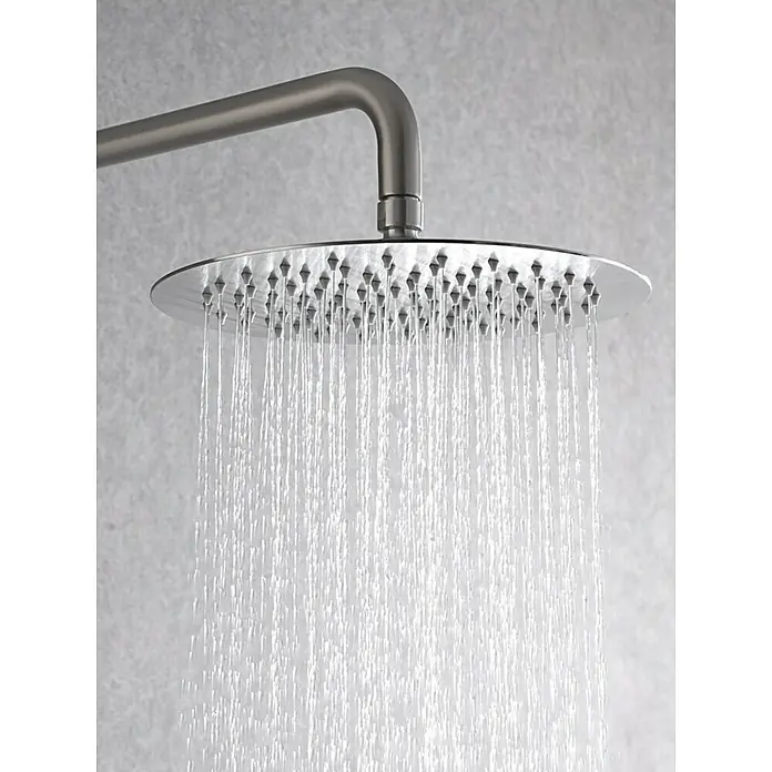 Imex Line Sistema de ducha empotrado - Niquel - Imagen de un cabezal de ducha redondo de acero inoxidable con agua que sale a borbotones, proporcionando una experiencia de ducha lujosa.
