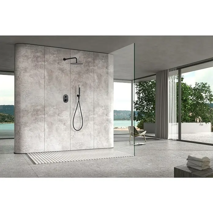 Imex Olimpo Sistema de ducha empotrado - Con grifo monomando, Negro - Esta imagen muestra una moderna cabina de ducha con paredes de mármol gris, un grifo de ducha negro y un protector contra salpicaduras de vidrio en un baño elegante.