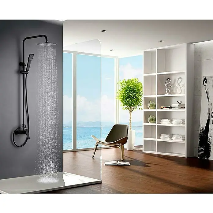 Camargue Adriatic Sistema de ducha - Con grifo monomando, Negro - Moderno conjunto de baño con sistema de ducha negro frente a una gran ventana y estantería, creando un ambiente elegante y relajante.