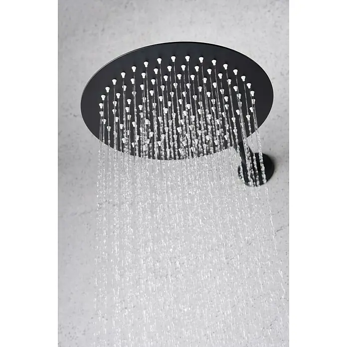 Imex Olimpo Sistema de ducha empotrado - Con grifo monomando, Negro - Esta imagen muestra un cabezal de ducha redondo negro mate rociando agua.