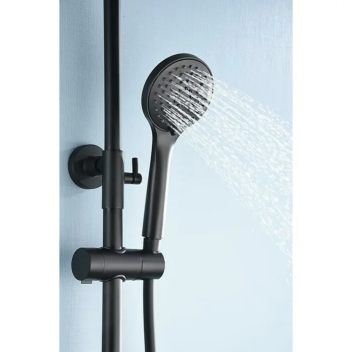 Imex Sistema de ducha Kent - Con grifo termostático, Negro - Grifería de ducha negra con rociador de mano y agua corriente sobre un fondo azul claro.