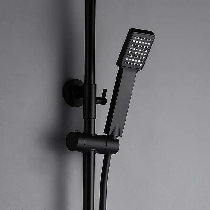 Camargue Adriatic Sistema de ducha - Con grifo monomando, Negro - Primer plano de un grifo de ducha negro con ducha de mano y barra de ducha en una pared gris.
