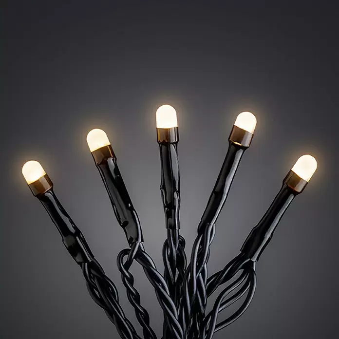 Konstsmide LED-Lichterkette - Lichtfarbe: Bernstein, Anzahl Leuchtmittel: 80 Stk., Netzbetrieben, IP44 - Beleuchtete warmweiße LED-Lichterkette mit schwarzen Kabeln.