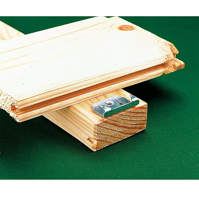 Staba Anfangskrallen - 10 Stk. - Nahaufnahme einer Holzkonstruktion mit einem Metallverbinder, ideal für Heimwerkerprojekte und Möbelbau.