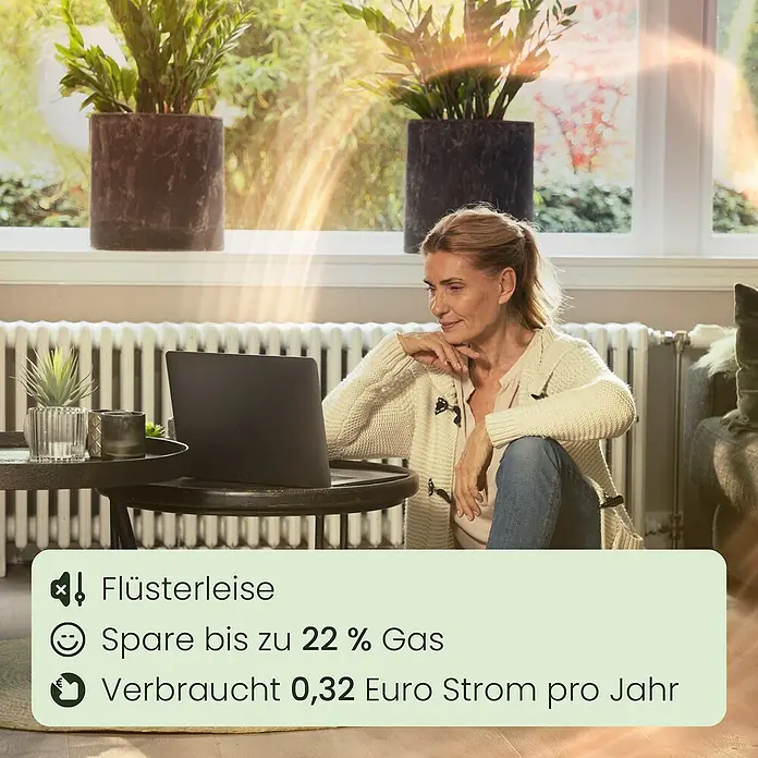 SpeedComfort Heizkörperventilator Duo-Set - L x H: 34 x 2,5 cm, Weiß, 2 Stk. - Eine Frau sitzt mit einem Laptop vor einem Fenster. Im Vordergrund sind Textinformationen zum Produkt hervorgehoben.