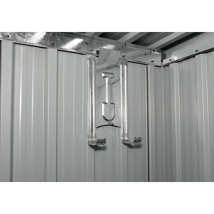 Floraworld Geräteschrank - Außenmaß inkl. Dachüberstand (B x T): 98 x 81 cm, Stahl, Anthrazit - Nahaufnahme einer Metallschaufelhalterung mit zwei Haken, die an einer grauen Wand montiert ist, ideal für die Aufbewahrung von Gartengeräten.
