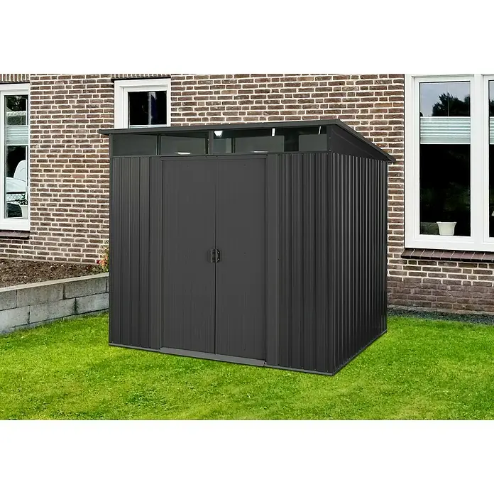 Floraworld Gerätehaus - Außenmaß inkl. Dachüberstand (B x T): 195 x 121 cm, Stahl, Anthrazit, Mit Oberlicht - Ein modernes, anthrazitfarbenes Gerätehaus mit Doppeltür und transparenten Oberlichtern vor einer Backsteinmauer auf grünem Rasen.