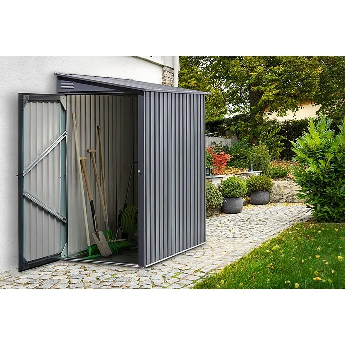 Floraworld Gerätehaus - Außenmaß inkl. Dachüberstand (B x T): 103 x 172 cm, Stahl - Offener Gartenschrank aus Metall mit Gartengeräten wie Spaten und Rechen, der auf einer gepflasterten Fläche steht.