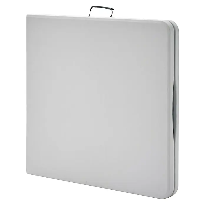 Mesa de jardín Every - L x An x Al: 152 x 70 x 74 cm, Acero/HDPE, Blanco roto, Abatible - Imagen de una mesa plegable blanca plegada lista para transportar. La mesa tiene un asa de transporte en la parte superior.