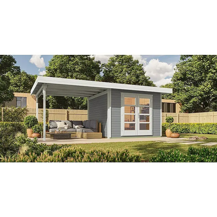 Weka Gartenhaus Designhaus 126 B+ - Außenmaß inkl. Dachüberstand (B x T): 645 x 377 cm, Holz, Grau/Weiß, 17,759 m² - Gemütlicher Garten mit einem grauen Gartenhaus mit weißer Umrandung und einem überdachten Sitzbereich mit Lounge-Möbeln.