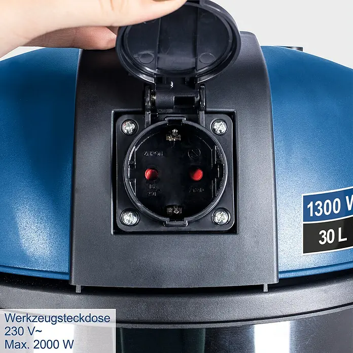 Scheppach Elektro-Nass- & Trockensauger NTS30 Premium - 1.300 W, 30 l - Steckdose eines blauen Industriestaubsaugers mit geöffneter Klappe. Ideal für den Einsatz von Elektrowerkzeugen bis max. 2000W.