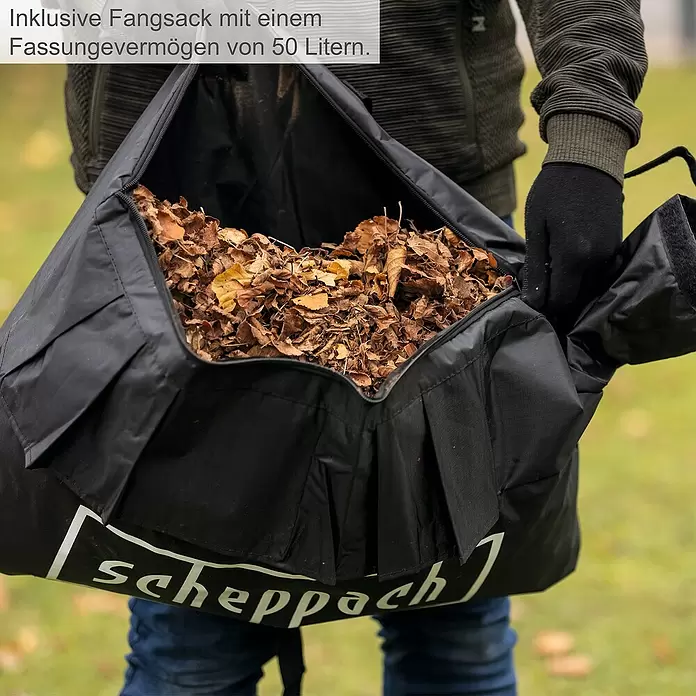 Scheppach Benzin-Laubsauger & -Laubbläser LBH2600P - 700 W, Blasgeschwindigkeit: 100 km/h - 268 km/h, Blasleistung: 578 m³/min, Hubraum: 25,4 cm³ - Schwarzer Fangsack mit 'scheppach' Logo, gefüllt mit Herbstlaub, von einer Person gehalten. Inklusive 50 Liter Fassungsvermögen.