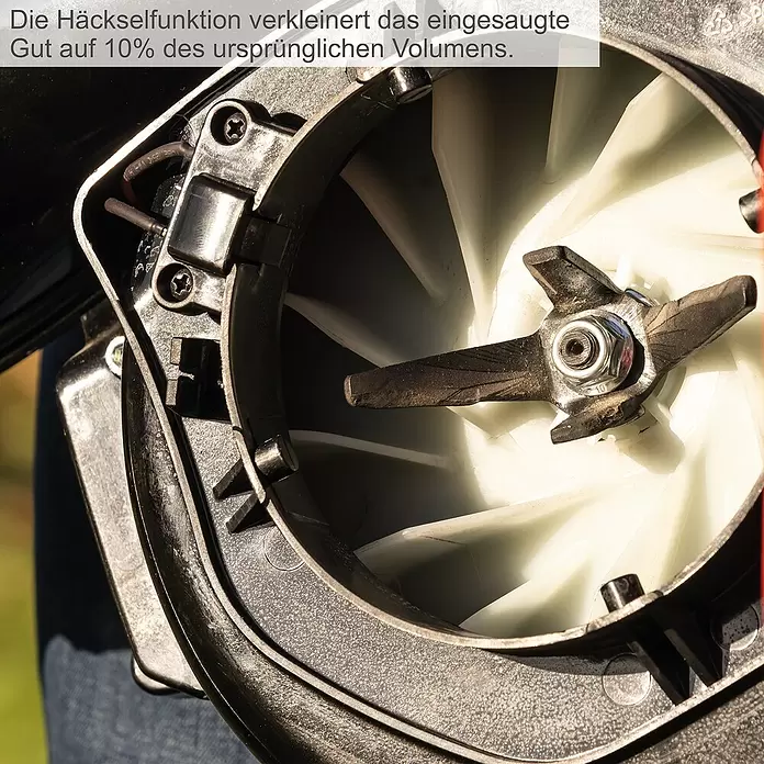 Scheppach Benzin-Laubsauger & -Laubbläser LBH2600P - 700 W, Blasgeschwindigkeit: 100 km/h - 268 km/h, Blasleistung: 578 m³/min, Hubraum: 25,4 cm³ - Blick ins Innere eines Gartenhäckslers: ein leistungsstarker weißer Ventilator mit zentralem Metallmesser zum Zerkleinern von Gartenabfällen.