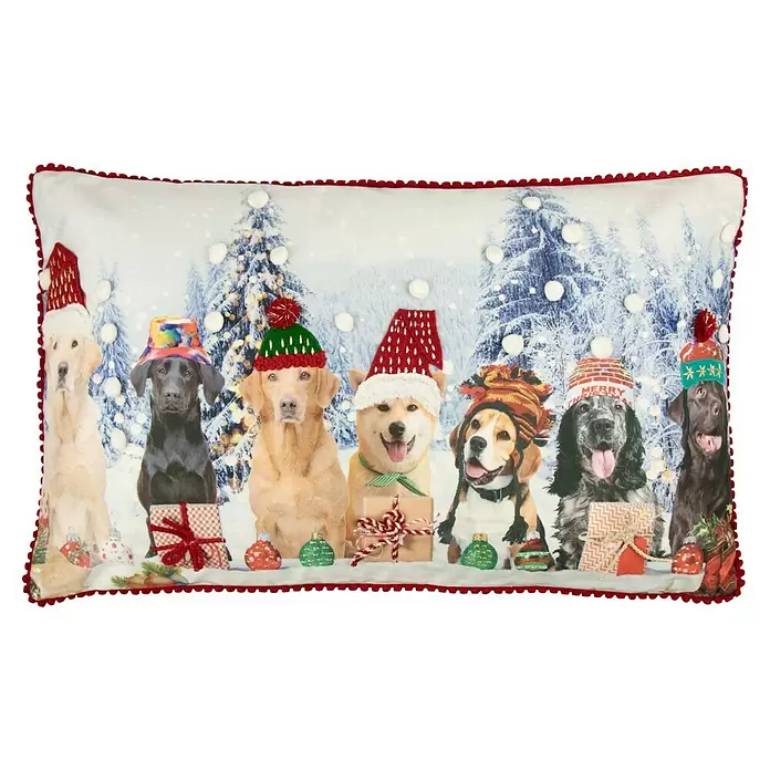 Kissen Hunde - Weihnachten, 50 x 30 cm, 100 % Polyester - Rechteckiges weißes Weihnachtskissen mit roter Bommelborte, mit sechs Hunden in Wintermützen, Geschenken und Ornamenten in einer Schneeszene.