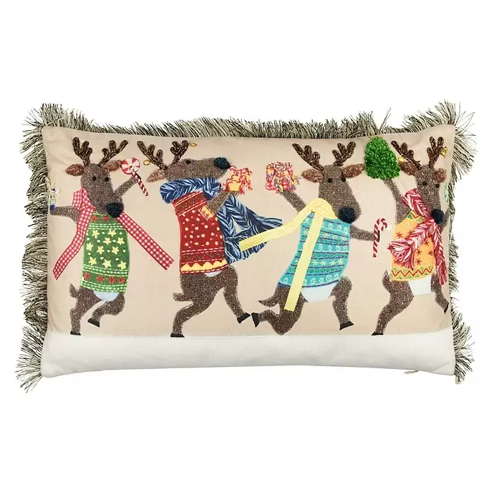 Kissen Rentiere - Weihnachten, 50 x 30 cm, 100 % Polyester - Rechteckiges Weihnachtskissen mit vier applizierten Rentieren in festlichen Pullovern und Schals, Geschenke und Zuckerstangen haltend, mit Fransenrändern.