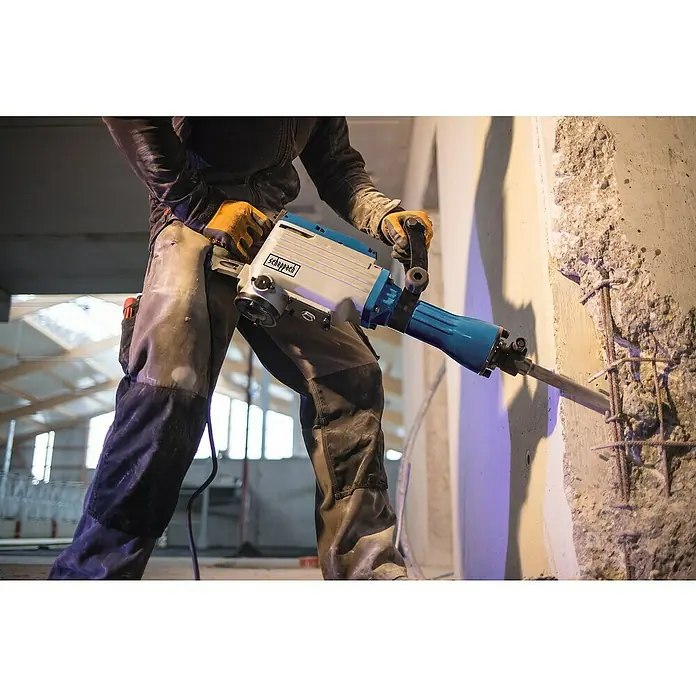 Scheppach Abbruchhammer AB 1600 - 1.600 W, 50 J, SDS-Hex-Aufnahme - Ein Bauarbeiter in Arbeitskleidung bedient einen Scheppach Abbruchhammer, um eine Betonwand aufzubrechen.