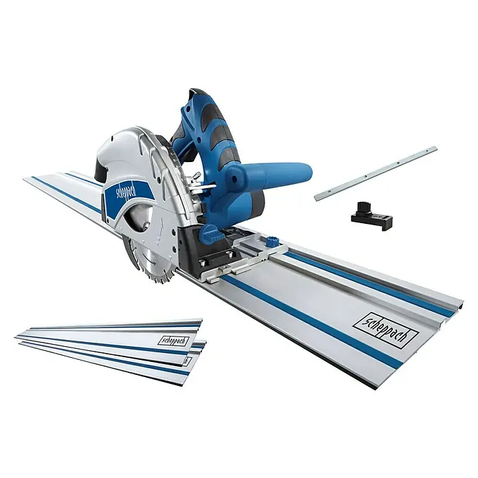 Scheppach Tauchsäge PL 55 Special Edition - 1.200 W - Eine Scheppach Tauchsäge auf einer Führungsschiene mit Zubehör. Das Gerät ist blau und silberfarben und für präzise Holzarbeiten geeignet.