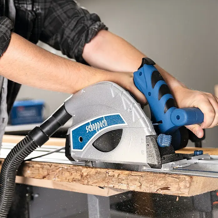 Scheppach Tauchsäge PL 55 Special Edition - 1.200 W - Ein Mann sägt ein Stück Holz mit einer Scheppach Tauchsäge, die durch ihre Präzision und Staubabsaugung für sauberes Arbeiten sorgt.