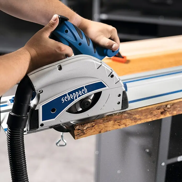 Scheppach Tauchsäge PL 55 Special Edition - 1.200 W - Die Scheppach Tauchsäge im Einsatz beim Schneiden von Holz, ideal für präzise Schnitte mit Führungsschiene und Absaugvorrichtung.