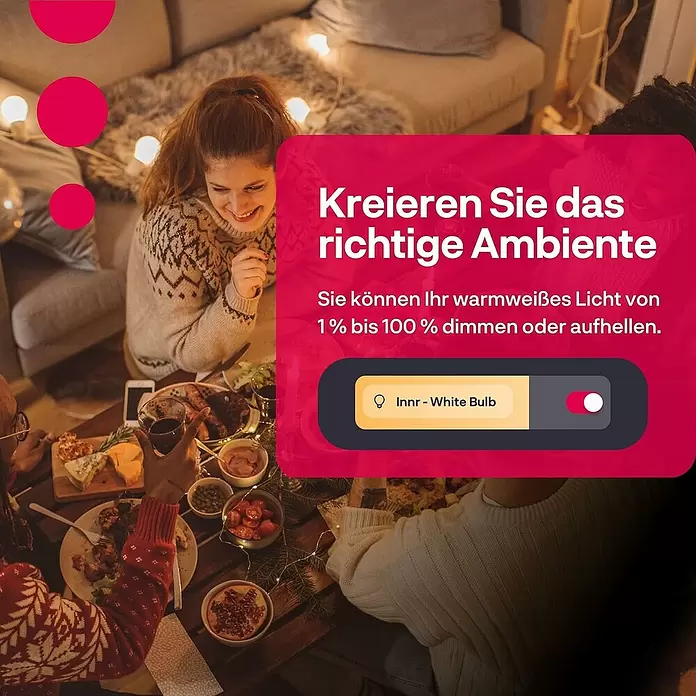 Innr Lighting Smart-LED-Lampe Bulb White - E27, Dimmbar, Neutralweiß, 1.150 lm, 10,4 W, 4 Stk. - Personen genießen ein Essen in gemütlicher Atmosphäre, beleuchtet von warmweißem Licht, demonstrierend einstellbare smarte Beleuchtung für Ambiente.
