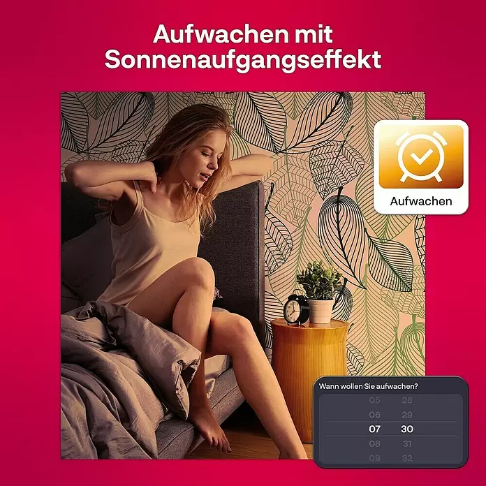Innr Lighting Smart-LED-Lampe Candle Colour - E14, Dimmbar, RGBW, 465 lm, 4,9 W, 1 Stk. - Eine Frau erwacht im Bett; digitale Einblendungen zeigen ein Sonnenaufgangswecker-Symbol und eine Zeitauswahl zum Aufwachen.