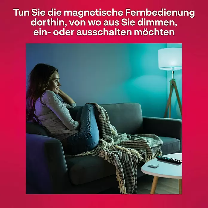 Innr Lighting Dimm- & Schaltcontroller Remote kabellose Steuerung - Weiß - Kleine weiße magnetische Fernbedienung auf einem Beistelltisch in einem Wohnzimmer.