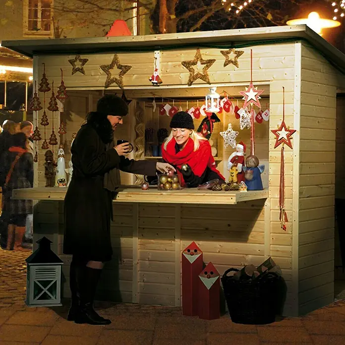 Weka Marktstand - Außenbreite inkl. Dachüberstand: 283 cm, Außentiefe inkl. Dachüberstand: 240 cm, Holz, Natur - Lebendige Szene auf einem Weihnachtsmarkt mit einem charmanten Holzstand im Mittelpunkt, dekoriert mit festlichen Ornamenten und warmen Lichtern.