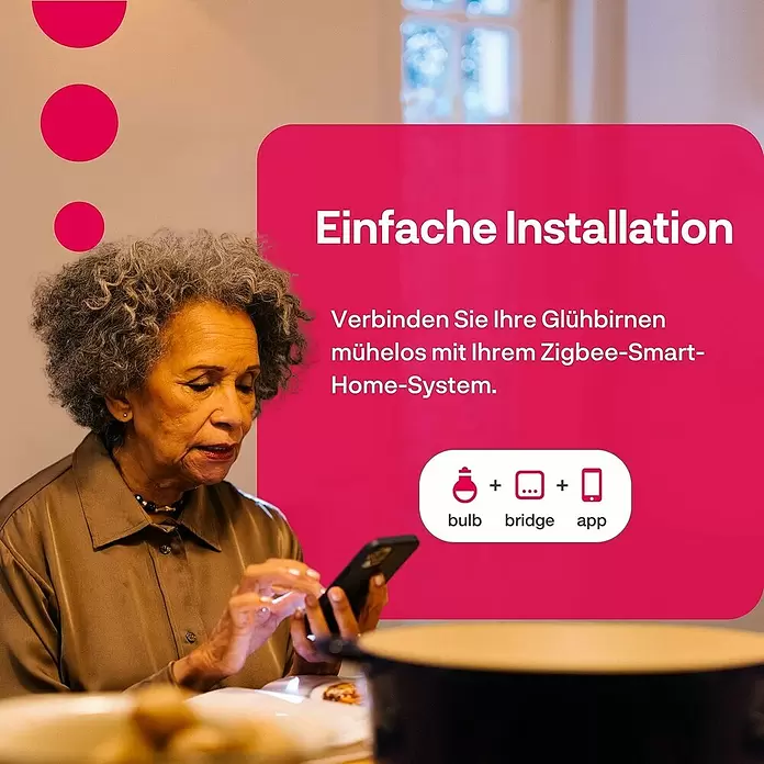 Innr Lighting Smart-LED-Lampe Bulb White - E27, Dimmbar, Neutralweiß, 1.150 lm, 10,4 W, 4 Stk. - Ältere Frau verbindet Glühbirnen mühelos per Smartphone mit dem Zigbee-Smart-Home-System.