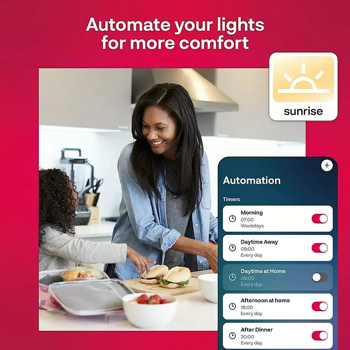 Innr Lighting LED-Einbauleuchte rund Erweiterung - Ø x H: 8,6 x 2,5 cm, 1 Stk., Warmweiß - Smartphone mit App zur smarten Lichtautomation und Zeitplänen, genutzt von Frau und Kind in Küche.