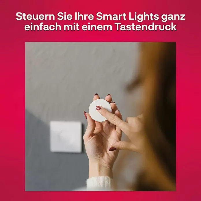 Innr Lighting Dimmcontroller Button kabellose Steuerung - Weiß - Eine Hand drückt eine weiße, runde Smart-Light-Fernbedienung.