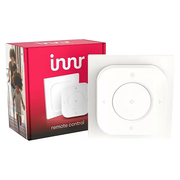 Innr Lighting Dimm- & Schaltcontroller Remote kabellose Steuerung - Weiß - Weißes Innr Smart-Beleuchtungs-Fernbedienung mit Ein-/Ausschalter und Helligkeitstasten, neben der rot-schwarzen Verpackung.
