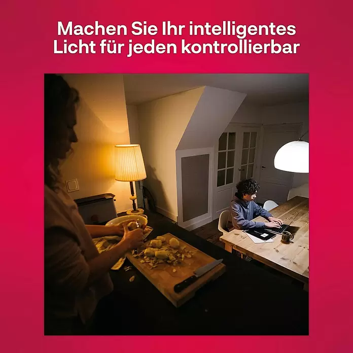 Innr Lighting Dimm- & Schaltcontroller Remote kabellose Steuerung - Weiß - Zuhause-Szene mit Frau beim Kochen und Kind am Laptop, zeigt smarte Beleuchtung, die leicht von jedem steuerbar ist.