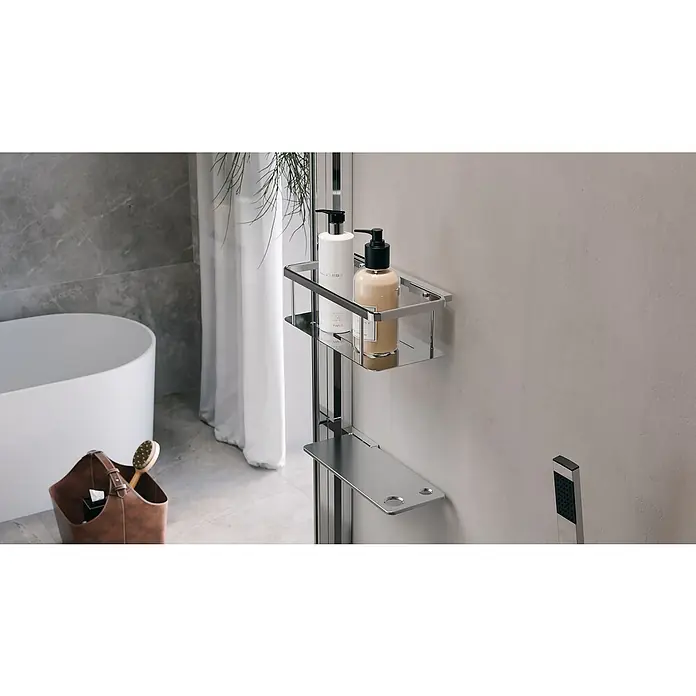 Camargue Duschkorb Sirah - 25 x 12 x 8 cm, Aluminium, Chrom - Ein eleganter, metallischer Duschständer mit zwei Ablagen, die mit Pflegeprodukten bestückt sind, perfekt für moderne Badezimmerdesigns.