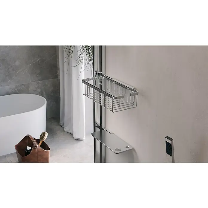Camargue Duschkorb Sami - 30 x 13,2 x 7,7 cm, Chrom, Glänzend - Bild eines modernen Badezimmer-Duschregals aus Chrom mit minimalistischem Design, das Funktionalität und Stil vereint.