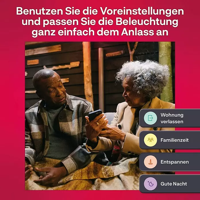 Innr Lighting Smart-LED-Lampe Bulb Colour - E27, Dimmbar, RGBW, 806 lm, 8,5 W, 2 Stk. - Zwei Personen nutzen eine Smartphone-App zur Steuerung intelligenter Beleuchtung mit Voreinstellungen wie 'Familienzeit' und 'Gute Nacht'.